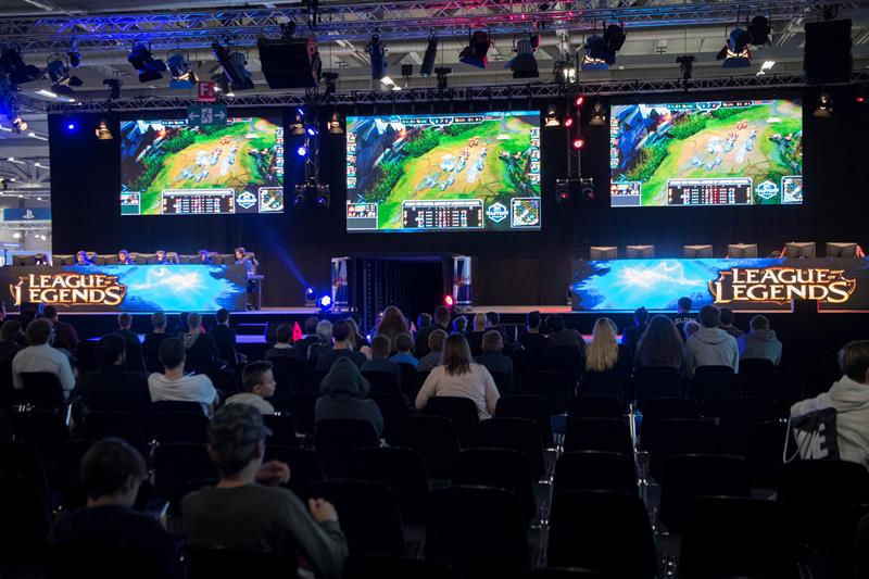 Asistentes observan a un grupo de jóvenes que juegan League of Legends. EFEArchivo