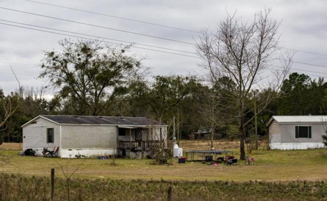  Los cuerpos fueron hallados el domingo en una casa de las afueras de Live Oak después que se denunció su desaparición. AP