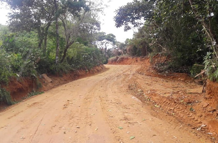 Vista de las mejoras que se hicieron a la carretera, pero los dueños de fincas cobran por pasar por sus propiedades. Diómedes Sánchez