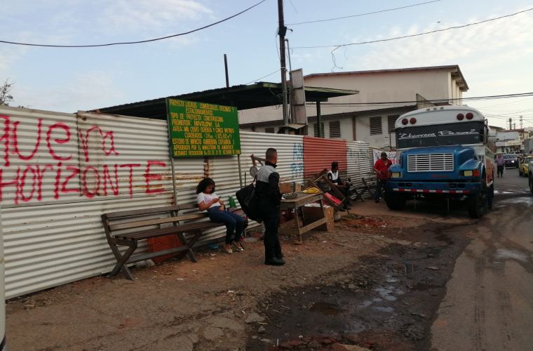 Ahora los transportistas están ubicados en la parte de afuera del terreno que era la piquera. Foto/Eric Montenegro