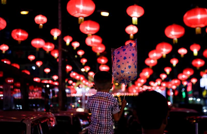 La gente camina bajo la decoración de una puerta de Buda antes de las celebraciones del Año Nuevo Lunar Chino en el templo Dong Zen en Jenjarom, en las afueras de Kuala Lumpur, Malasia. EFE