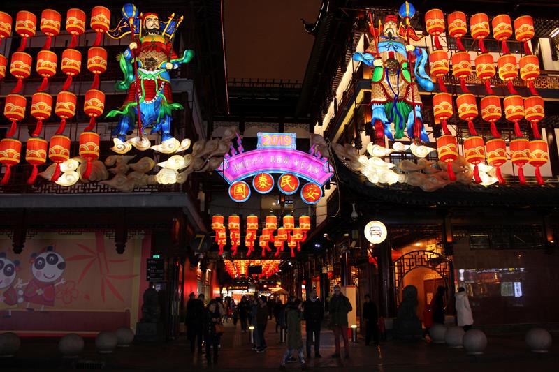 La llegada este martes del Año Nuevo Lunar trae variopintas supersticiones en China como decorar las calles, cortarse el pelo, vestirse con prendas de color rojo y limpiar las casas para ahuyentar los malos espíritus. EFE