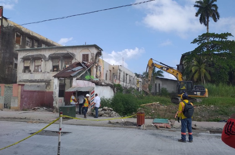 Estas viejas casas abandonadas fueron cerradas, lo que fue aprovechado por inescrupulosos para arrojar allí la basura.  Diómedes Sánchez