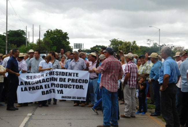 Esta no es la primera vez que los produstores agrícolas y ganaderos protesta en el puente sobre el río La Villa. Foto: Archivo