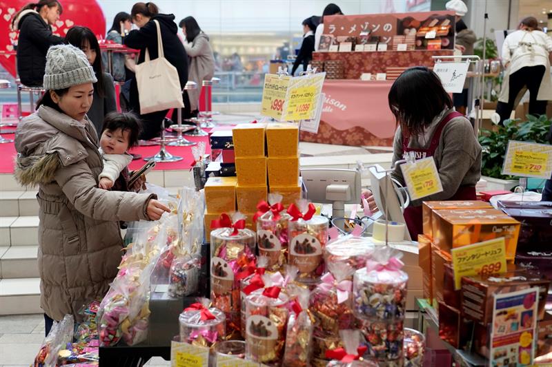 Una mujer compra chocolates, este jueves, con motivo de San Valentín en Tokio (Japón). EFE