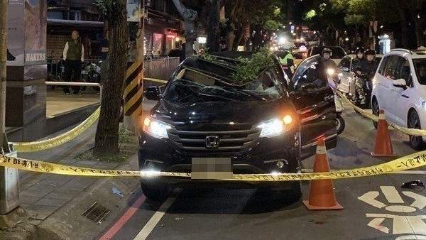 El chico, apellidado Lu, cayó sobre el techo de un vehículo que se había detenido en un semáforo.  Foto: 20minutos