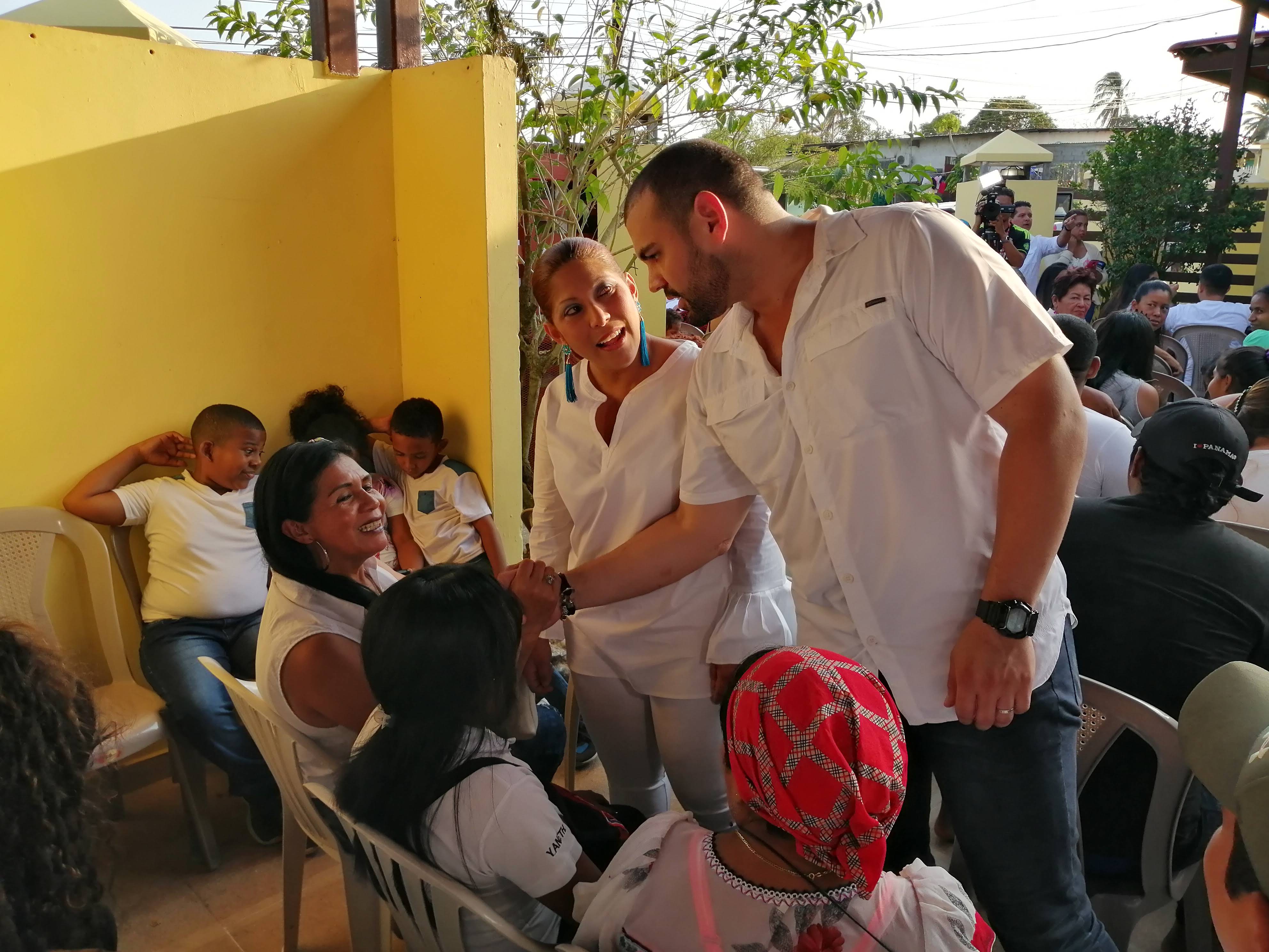Durante el conversatorio, se insistió a los presentes en que se debe cambiar cualquier actitud que vaya en contra del proyecto de realzar la cara de Arraiján. Foto: Eric Montenegro