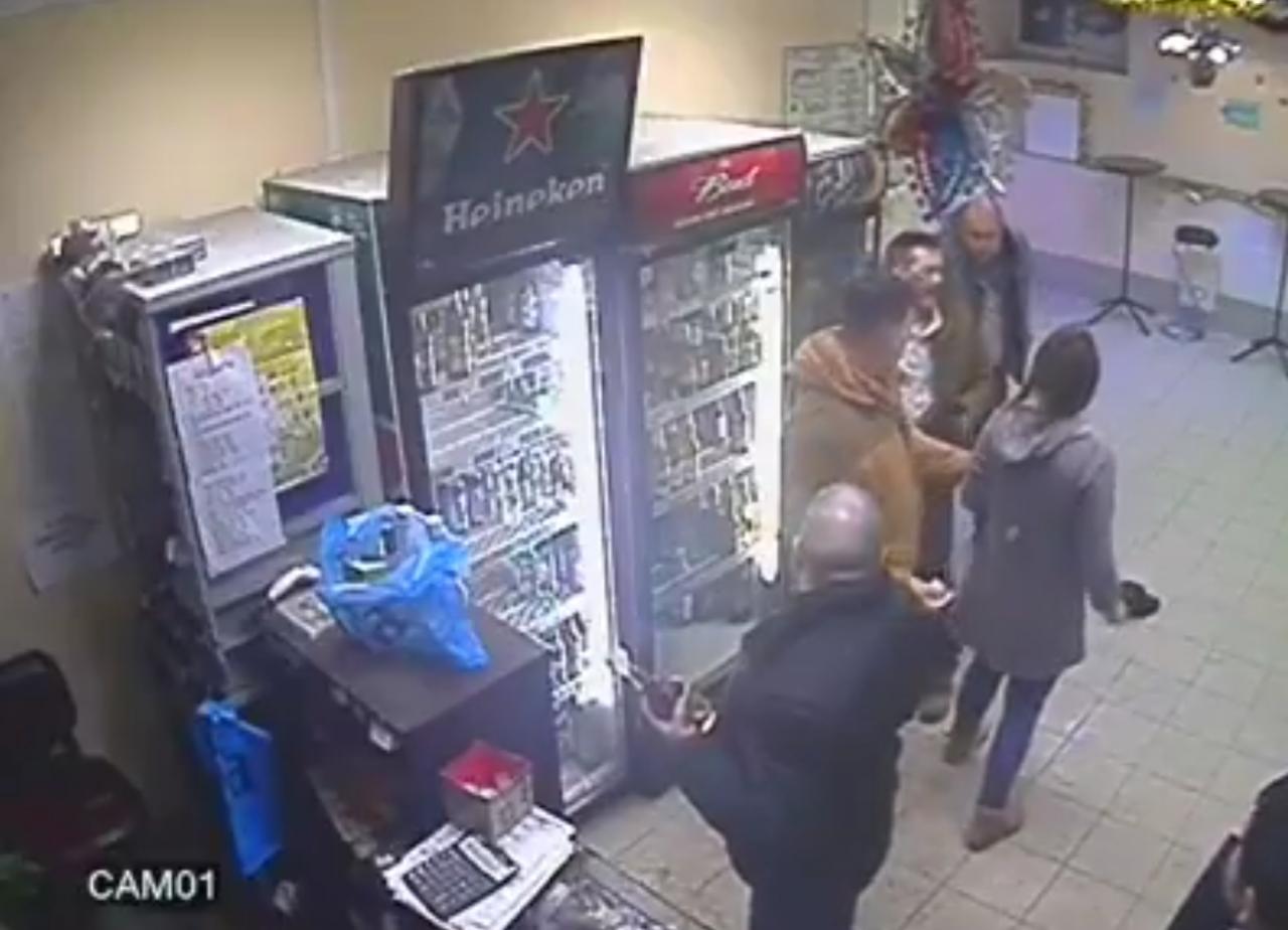 Captura del vídeo de la agresión que circula en redes sociales