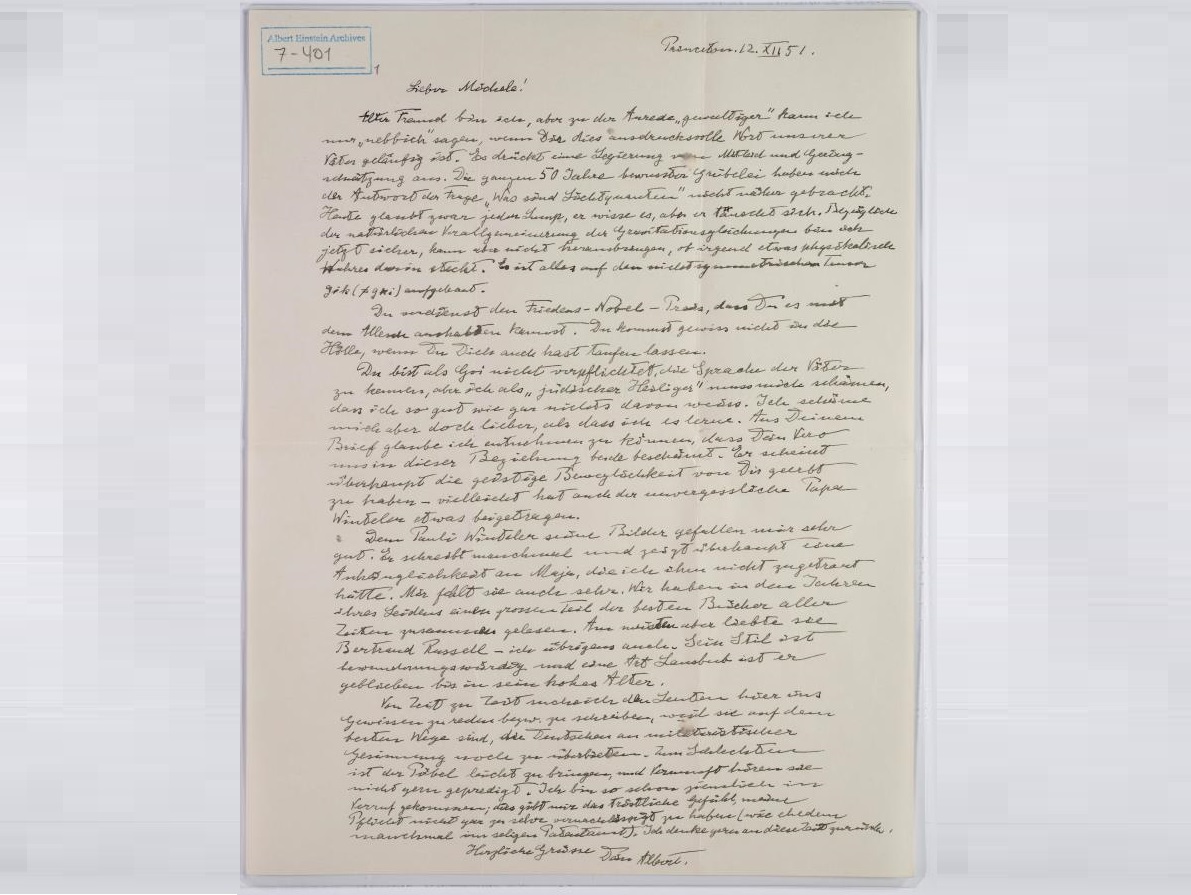 Fotografía facilitada por la Universidad Hebrea de Jerusalén de una carta escrita por Einstein a su amigo e ingeniero ítalo-suizo Michele Besso, en la que bromea y reflexiona sobre diferentes asuntos, como la lengua hebrea o la fe. EFE