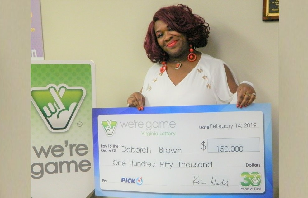 Esta foto del 14 de febrero de 2019 proporcionada por la Lotería de Virginia muestra a Debrorah Brown sosteniendo un cheque después de ganar el Pick 4 en Richmond, Virginia. AP