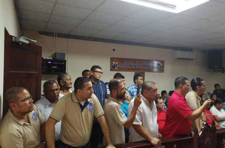 El abogado Víctor Martínez dijo que se interpondrá un recurso de ilegalidad contra la anulación de certificados de taxi 8T.  Eric A. Montenegro