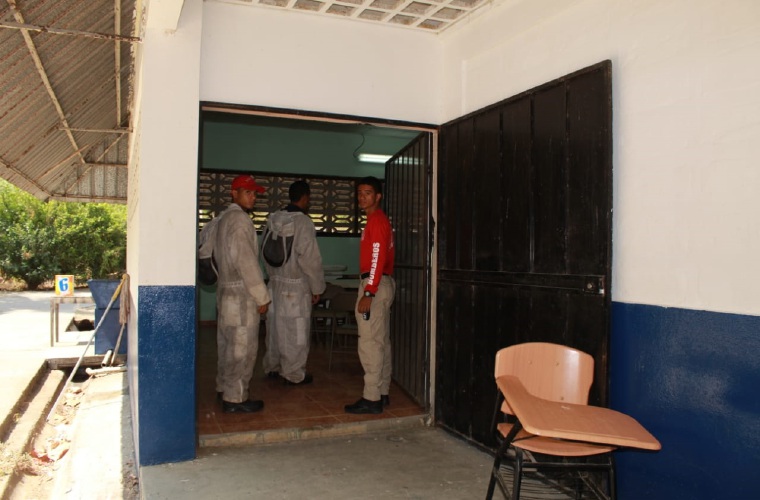 Los bomberos combaten a las abejas africanizadas en colegio. Foto/Thays Domínguez