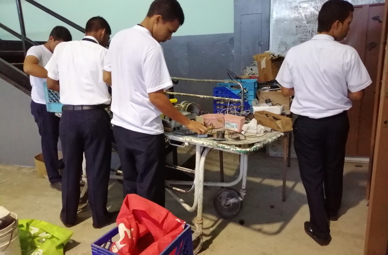 Los talleres industriales al igual que aulas teóricas carecen de maquinaria y mobiliario, denunciaron los docentes del plantel.  Eric A. Montenegro