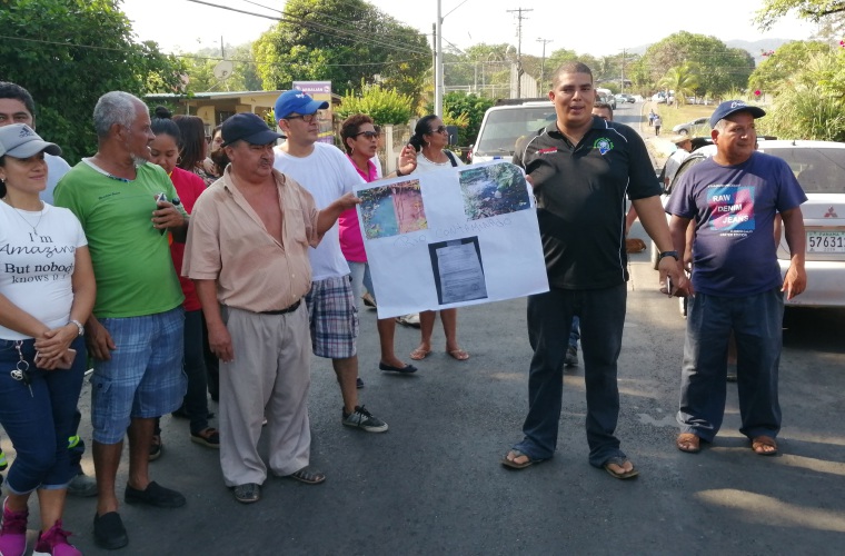 Manifestantes mostraron fotos del vertido de aguas servidas, las que han afectado a la fauna acuática del río Bique. Eric A. Montenegro