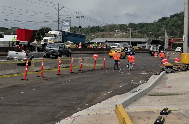 Trabajadores todavía realizaban ayer tareas de señalización de la calzada y la limpieza de escombros entre otras labores. Eric A. Montenegro