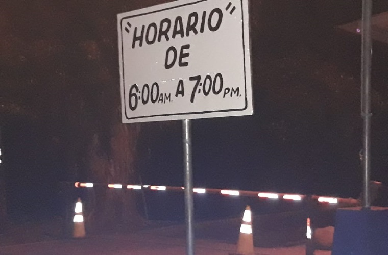 No se puede pasar de noche por puente sobre el río Baco (izq); y portón que impide paso a fincas en Alto de Divisa en Colón. José Vásquez/Diómedes Sánchez S.