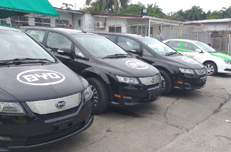 Es un proyecto entre la empresa BYD, Ensa y el servicio de transporte de ruta urbana y taxistas de Radio Atlántico de Colón. Diómedes Sánchez S. 
