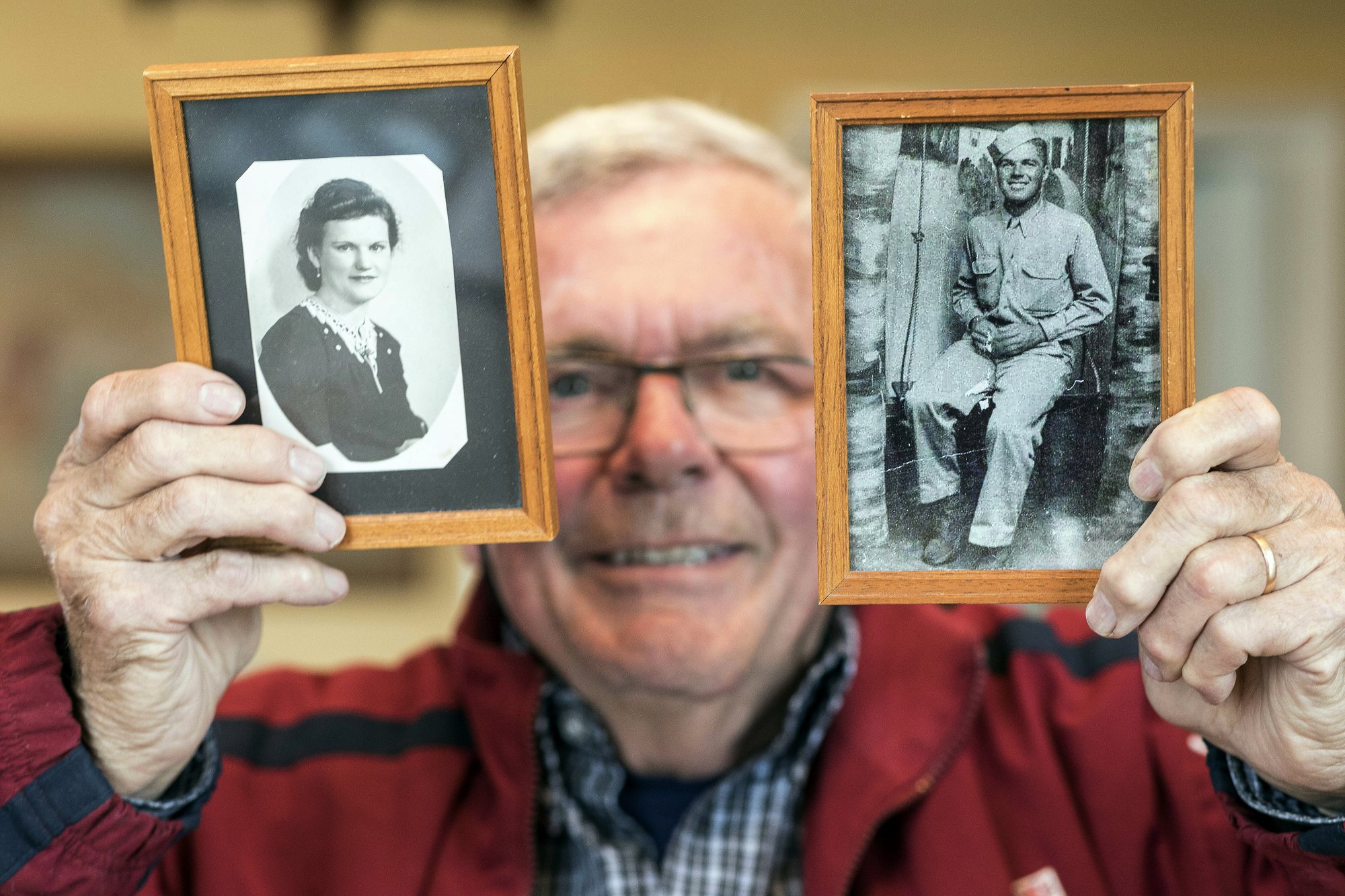 En esta foto tomada el 8 de mayo de 2019, Andre Gantois muestra fotos de sus padres, Wilburn Henderson, derecha, y su madre, Irene Gantois, en Ludres, este de Francia. AP