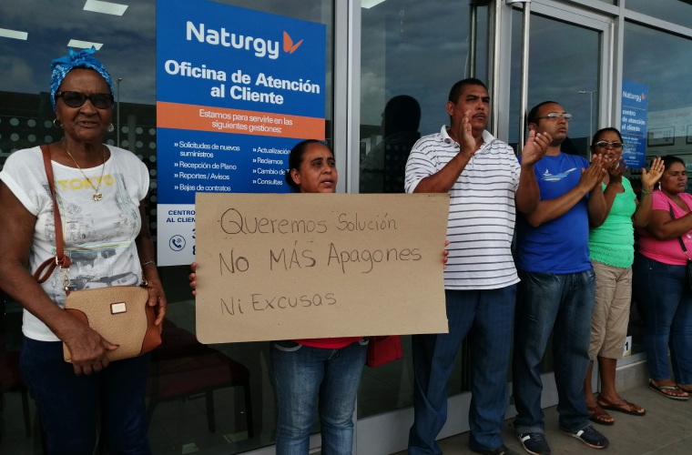 La protesta de pobladores de Loma de Mastranto por los frecuentes apagones se efectuó en horas de la mañana de ayer. Eric A. Montenegro