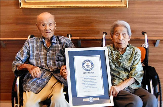 Masao Matsumoto, a la edad de 108 años y su esposa, Miyako, de 101 años.