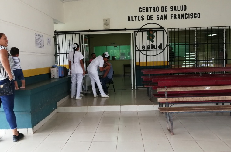 Equipos de enfermería optaron por ubicar en la entrada del centro médico, el puesto para poner la vacuna contra la influenza. Eric A. Montenegro