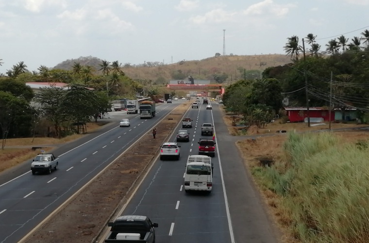 Vía Interamericana en el distrito de Chame, la cual será ensanchada para la construcción del corredor de playa fase I. Eric A. Montenegro