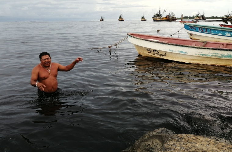 Un pescador muestra la coloración oscura del mar en Puerto Caimito en La Chorrera, además hay olores nauseabundos.  Eric A. Montenegro