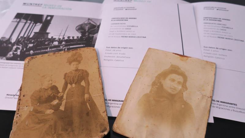 La argentina Norma Graciela Moure (fuera de cuadro) muestra documentación y fotografías de su bisabuela Marcela durante una entrevista con Efe, el 31 de mayo de 2019, en Buenos Aires (Argentina). EFE