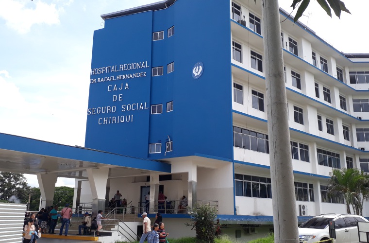 El deceso ocurrió el pasado domingo en el Hospital Rafael Hernández de David (izq); y foto en vida de María Pitty. José Vásquez