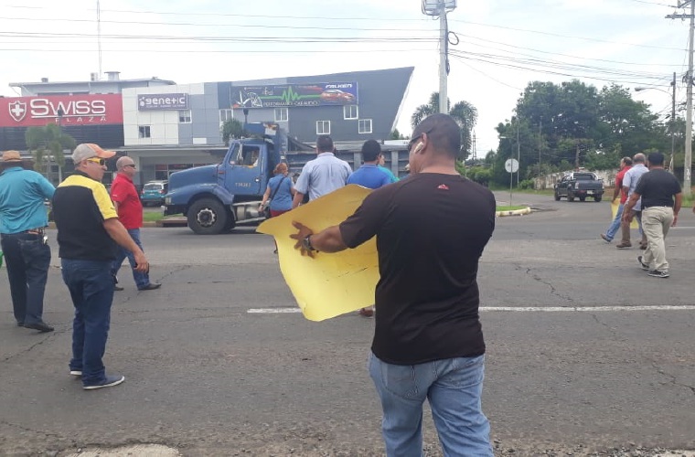 La protesta se mantuvo por más de una hora en la vía Interamericana y posteriormente se retiraron pacíficamente. José Vásquez