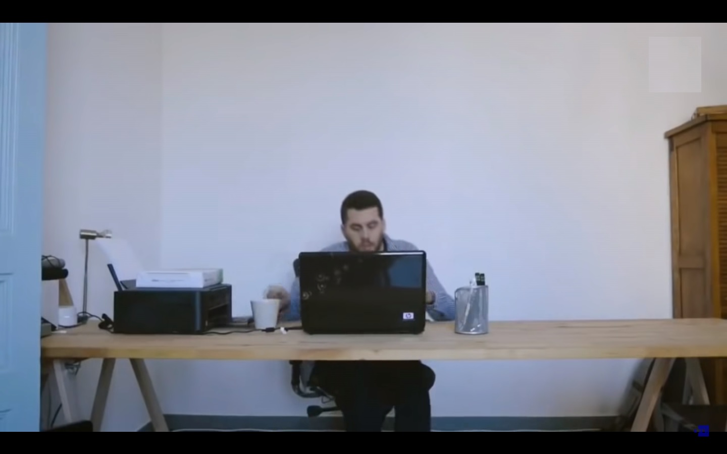 La iniciativa consiguió miles de reproducciones en pocos días e innumerables comentarios en las redes sociales con el lema #Contrataamipadre. Captura de video