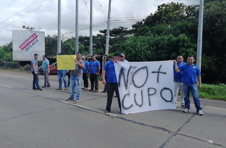 Con pancartas y carteles, los taxistas herreranos se tomaron la vía y advirtieron que seguirán con su lucha en las calles.  Thays Domínguez