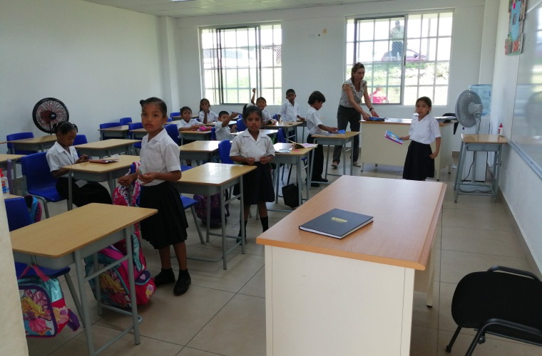 Los estudiantes están confinados en las aulas, no los dejan salir a recreo, con el pretexto de que pueden hacer daño al edificio. Eric A. Montenegro
