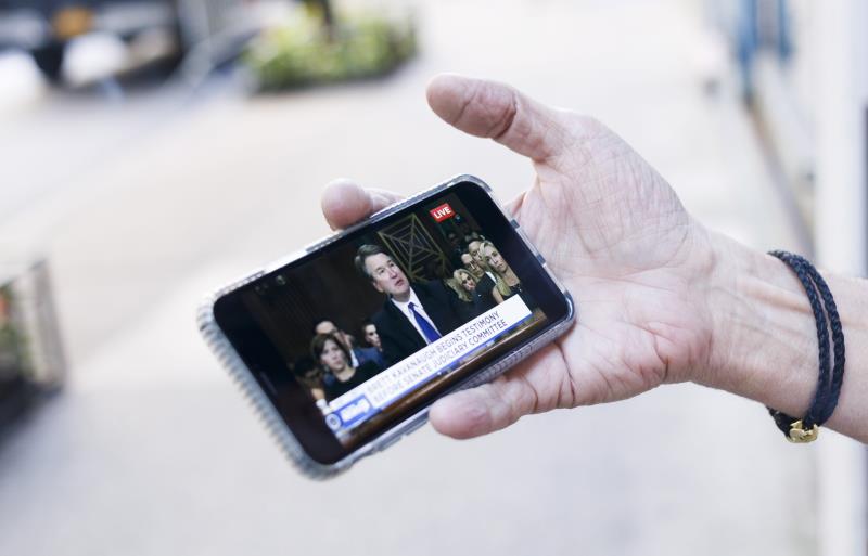 La utilización del celular ha crecido en los últimos 18 años y con ello se ha incrementado su uso hasta altas horas de la noche. EFE