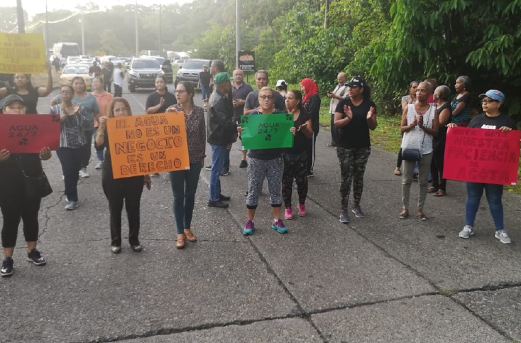 Con megáfonosy portando pancartas, los moradores reclamaron al Idaan agua potable en medio de la calle.   Diómedes Sánchez