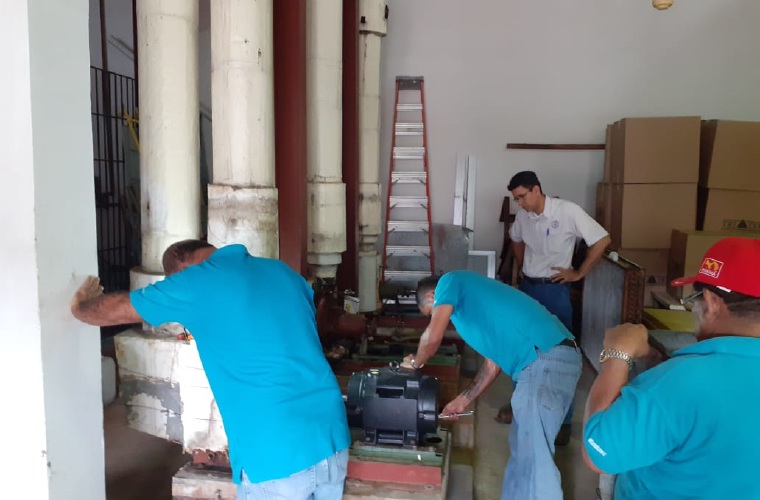 Personal de la CSS efectúa los trabajos de instalación de un nuevo motor, lo que se ha retrasado por los apagones eléctricos.  Eric A. Montenegro
