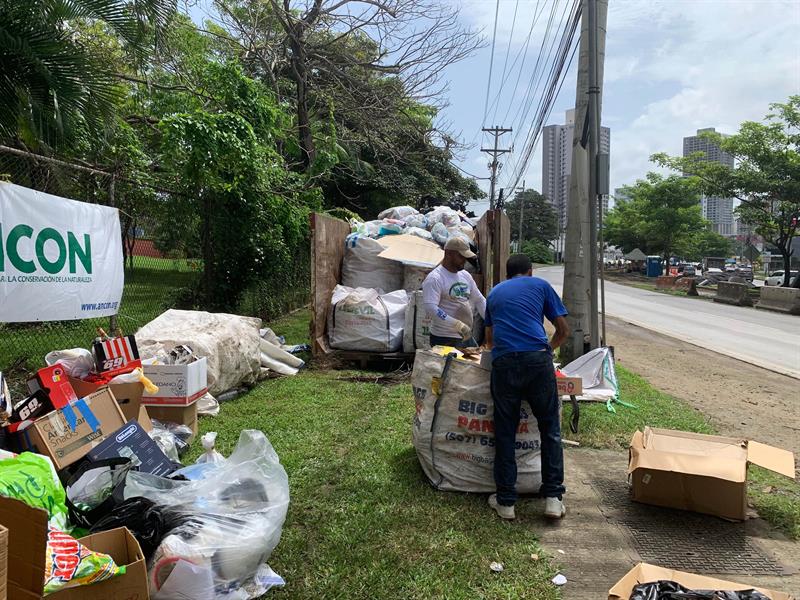 Personas trabajan en un puesto de reciclaje en la ciudad de Panamá (Panamá).  EFE