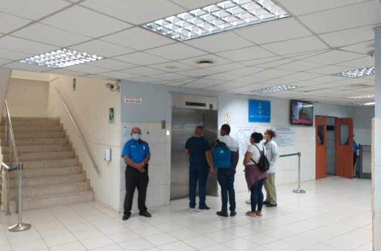 Se determinó prohibir las visitas hasta segunda orden para evitar mayores contagios en el área hospitalaria. Foto/José Vásquez