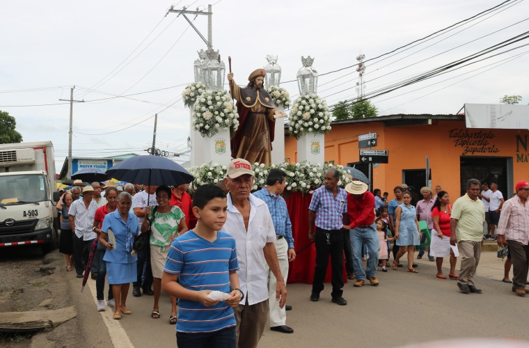 Tras los actos culturales después de la misa frente al atrio de la catedral, la gente se quedó para disfrutar de las actividades. Melquiades Vásquez A.