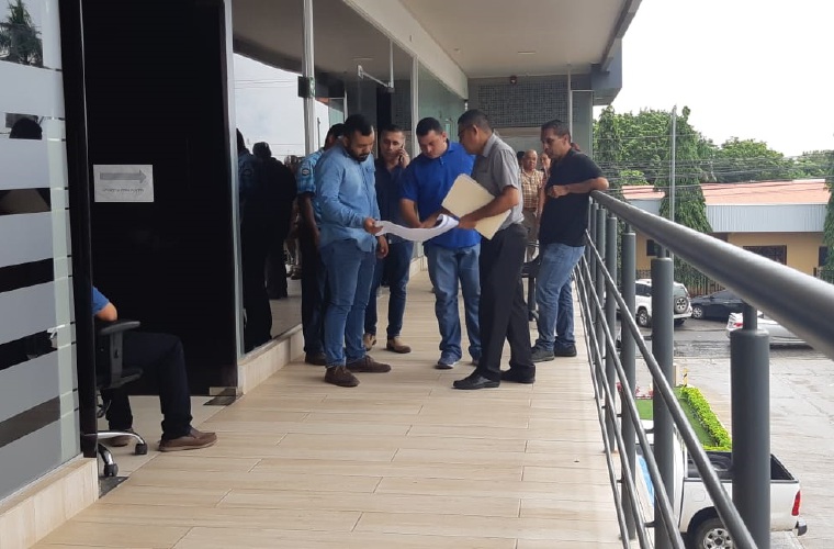 Los trabajadores denunciaron que el fuerte olor les causó molestias respiratorias, lo que les impedía hacer bien sus labores. Thays Domínguez