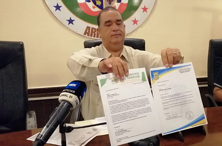 El Alcalde de Arraiján dijo que varias personas llegaron a dejar los cheques para colaborar con el dinero solicitado. Foto/Eric Montenegro