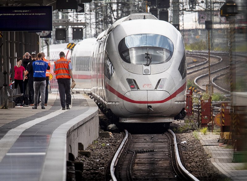 Un policía camina frente a un tren de alta velocidad ICE en la estación central de Fráncfort, Alemania. Foto: AP 