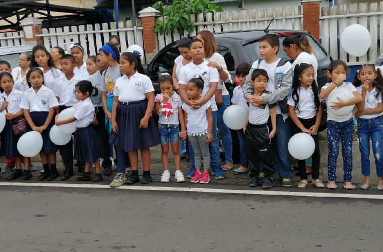 También piden la presencia permanente de unidades de la Autoridad del Tránsito y Transporte Terrestre frente a la escuela. Eric A. Montenegro
