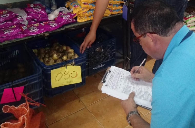 Las autoridades visitaron cerca de 57 locales comerciales. Foto/José Vásquez