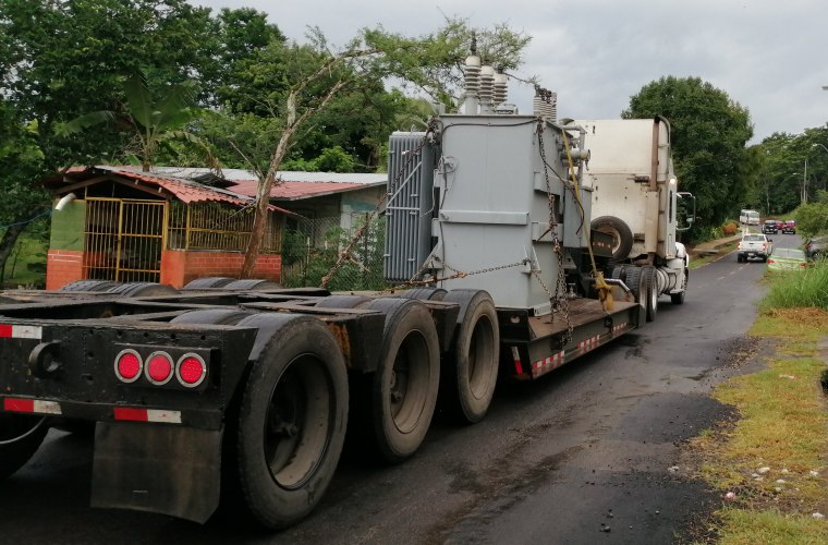 Este transformador, cuya fecha de fabricación data de 1981, fue trasladado por carretera desde una sub estación eléctrica de la empresa eléctrica Naturgy, ubicada en Changuinola Foto/Eric Montenegro