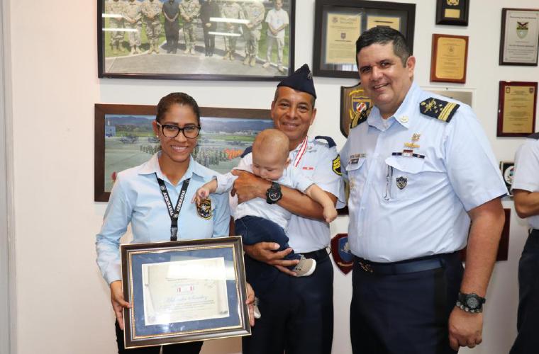 El Servicio Nacional Aeronaval reconoce el sacrificio de hombres como Melsiades (centro) que pertenecen a la Fuerza Pública. Cortesía
