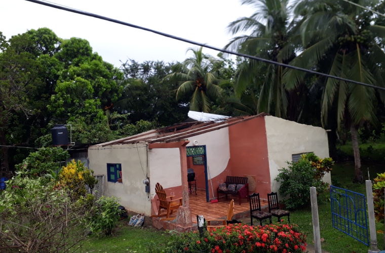 Una de las residencias del área quedó sin techo, y además se quitaron los árboles de las vías. FOTO/Thays Dominguez