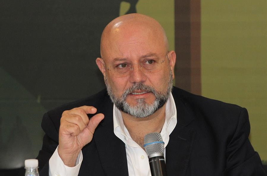 Rogelio Valles, con síntomas de esclerosis, habla este martes durante una rueda de prensa, en Ciudad de México (México). EFE