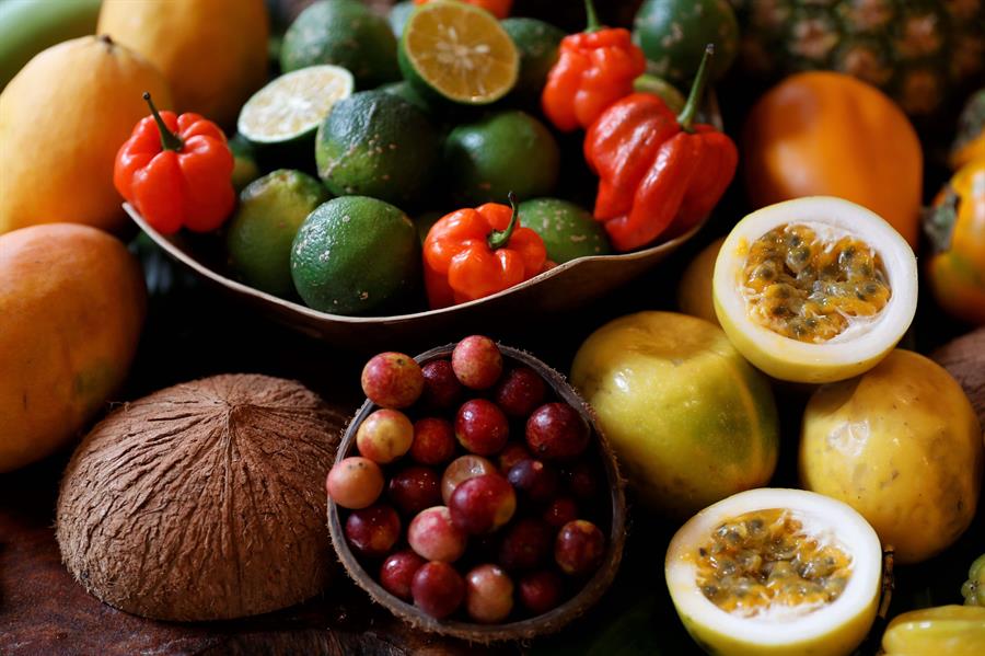 Vista de frutos de la Amazonía peruana este jueves en Lima (Perú). EFE