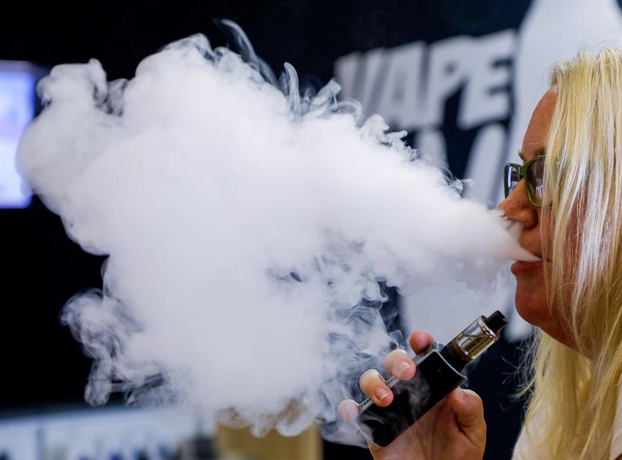 Al menos seis personas han muerto, y centenares han sufrido complicaciones pulmonares vinculadas al uso creciente de cigarrillos electrónicos -un hábito conocido como vapeo- que se promueven con sabores artificiales. EFE
